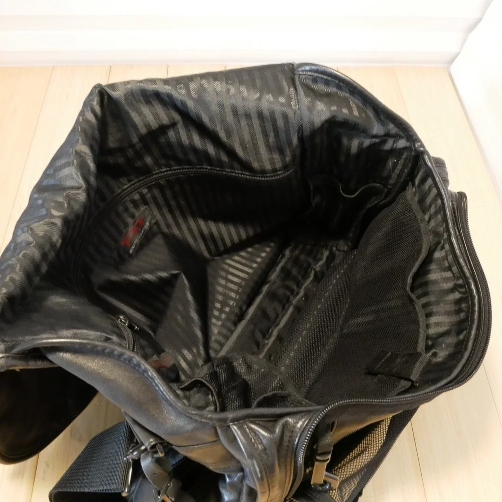 Tumi‎ Deluxe Expandable Messenger Bag Nappa Leather